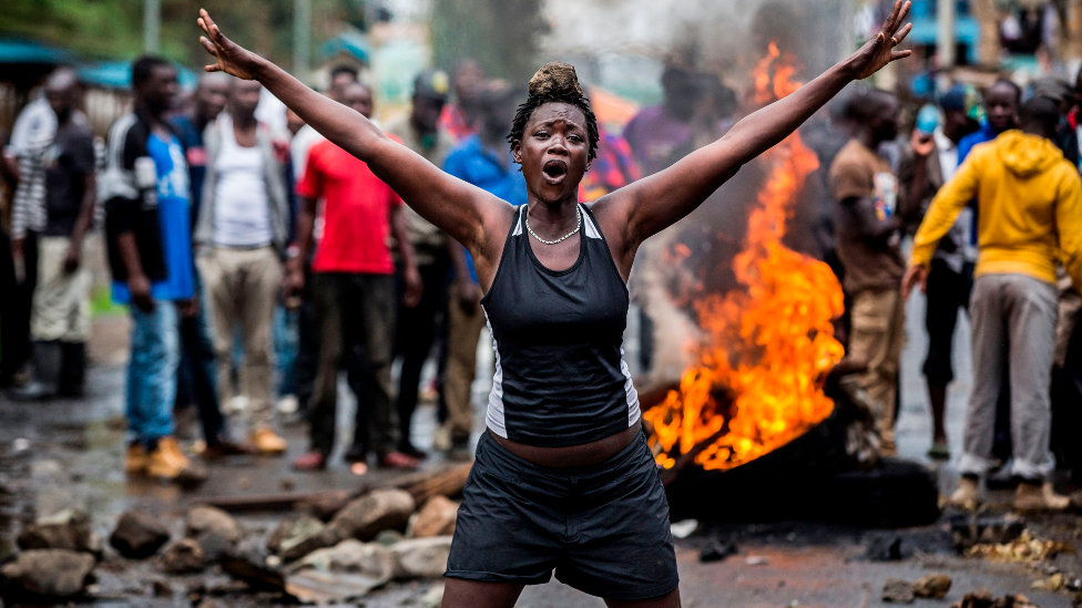   Un partidario de la oposición frente a una barricada en llamas en Nairobi mientras un grupo de manifestantes bloqueaba la calle tratando de evitar que los votantes tuvieran acceso a un colegio electoral durante las elecciones presidenciales - Imagen fechada el 26 de octubre de 2017 