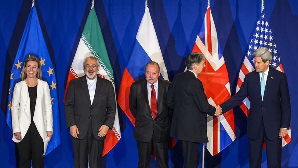 Лидеры позируют для фото после заключения ядерной сделки с Ираном 2015 года