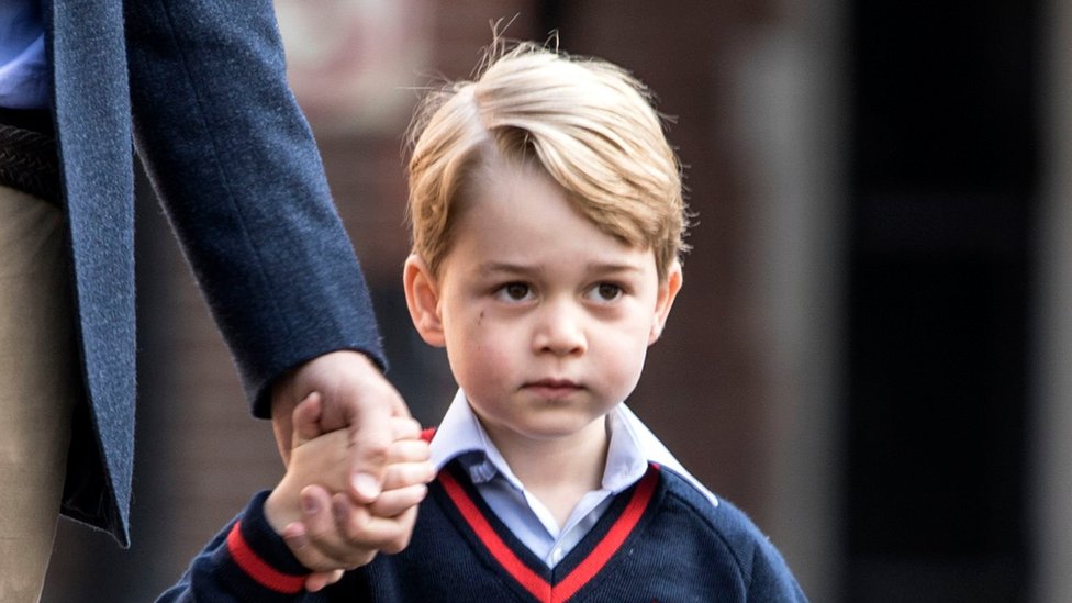 Принц Джордж прибывает в школу