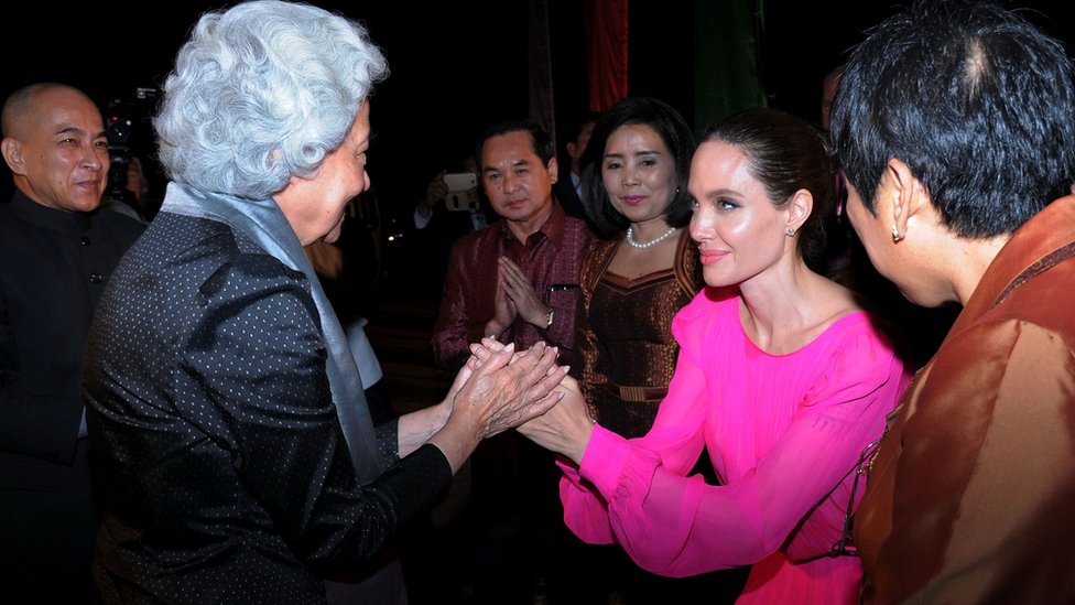 Голливудская звезда Анджелина Джоли отдает дань уважения бывшей королеве Камбоджи Моник, в то время как король Камбоджи Нородом Сихамони наблюдает за премьерой нового фильма Джоли «Сначала они убили моего отца»
