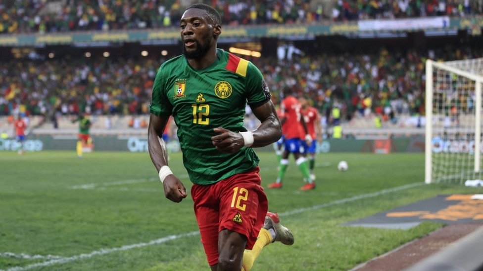 كارل توكو إيكامبي يحتفل بتسجيل هدفه الثاني ضد غامبيا في ربع نهائي كأس الأمم الأفريقية