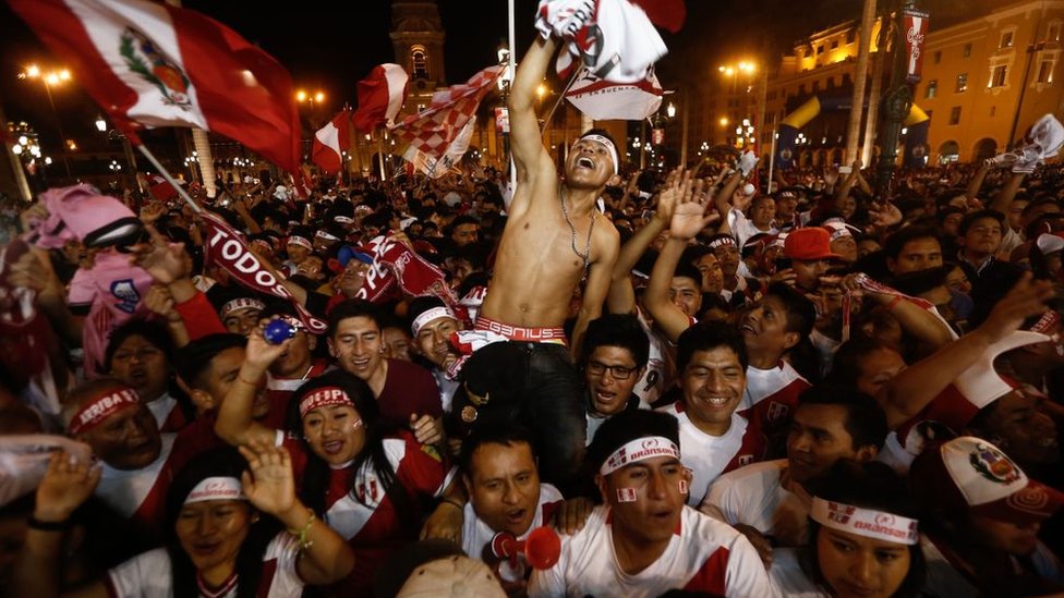 Hinchas de Perú celebran el regreso a un Mundial
