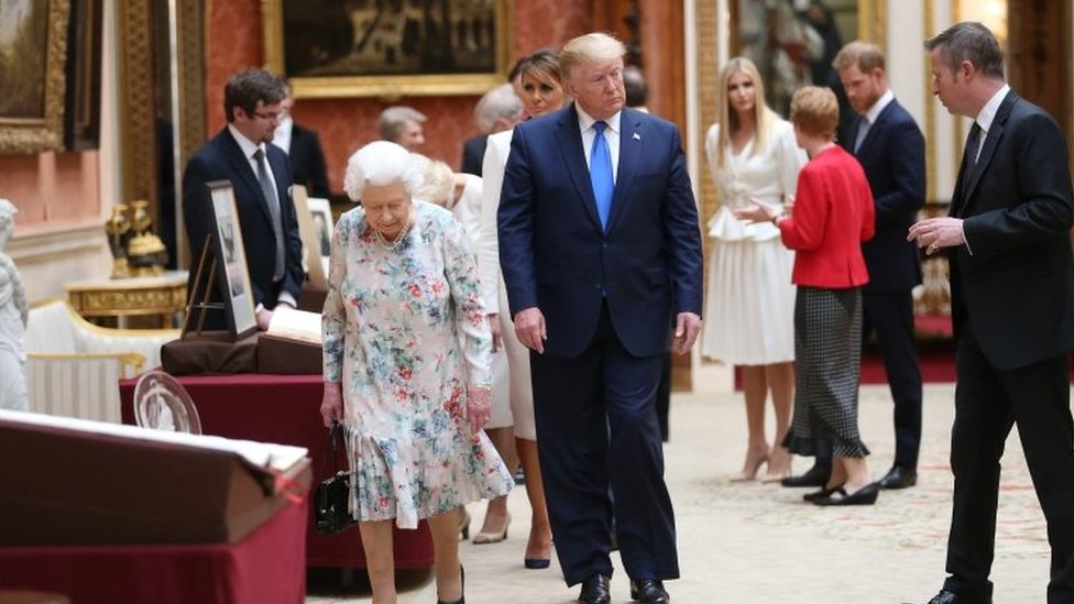 Королева Елизавета II (слева) и президент США Дональд Трамп (второй слева) рассматривают американские предметы из королевской коллекции, в то время как Иванка Трамп (4-я правая), дочь президента США Дональда Трампа, беседует с принцем Гарри, герцогом Сассекским (2-я правая) в Букингеме. Palace 3 июня 2019 года в Лондоне, Англия