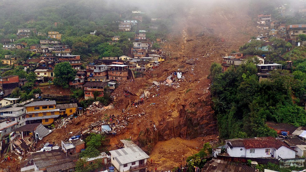 Ladera arrasada entre medio de casas en Petrópolis