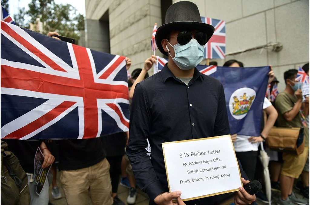 周日中午，數百人在英國駐香港總領事館前外請願，促請英國當局迫使中國正視《中英聯合聲明》