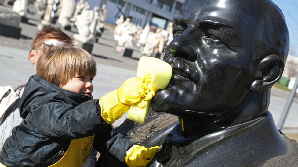 Dečak čisti Lenjinovu statuu