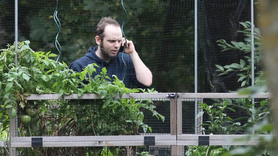 La familia ahora se encuentra en Ontario, tratando de adaptarse a su nueva vida en libertad. Joshua Boyle hablando por teléfono