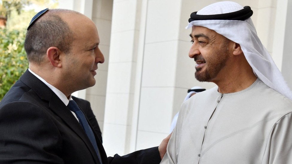رئيس الوزراء الإسرائيلي، نفتالي بينيت، أثناء لقاء ولي عهد الإمارات الشيخ محمد بن زايد في قصره في أبو ظبي