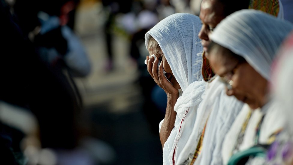 Жители Эритреи присутствуют на церемонии поминовения жертв катастрофы, затопленной лодкой у побережья Лампедузы 21 октября 2013 года в Сан-Леоне недалеко от Агридженто, Италия