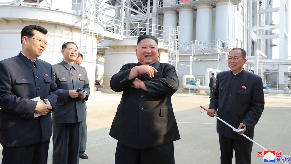 El líder de Corea del Norte, Kim Jong-un, visita una fábrica de fertilizantes en el norte de Pyongyang, supuestamente el 2 de mayo de 2020