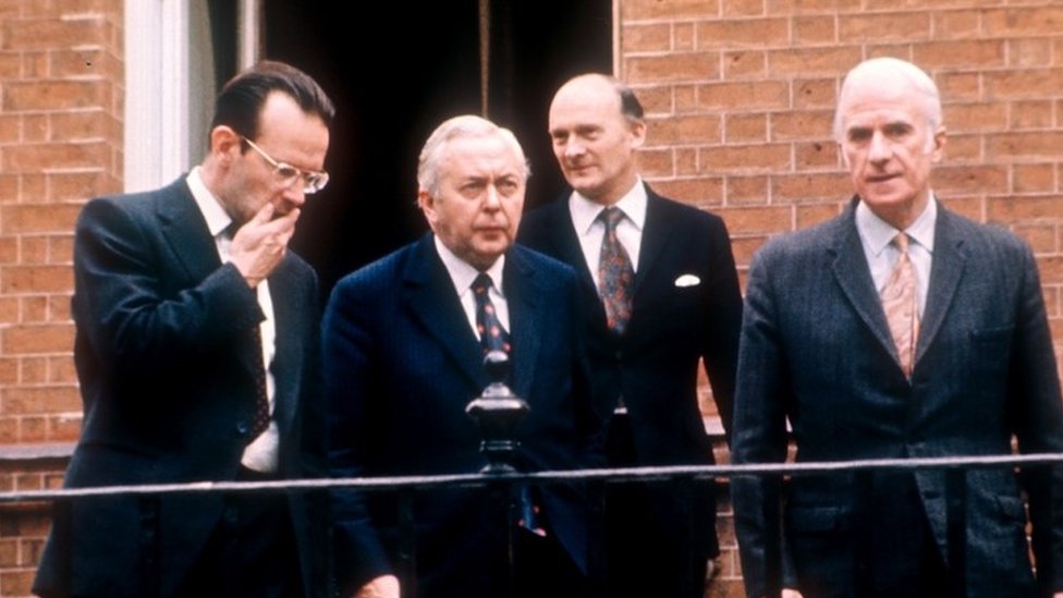 Гарольд Уилсон (в центре) с Джо Хейнсом (слева) в 1974 году