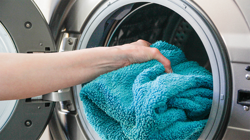 How often should you wash and change your towel? غسل المناشف بطريقة صحيحة بخلصك من 100 مليون جرثومة