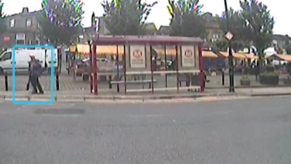 Томас Мэр у автобусной остановки в ожидании Джо Кокса