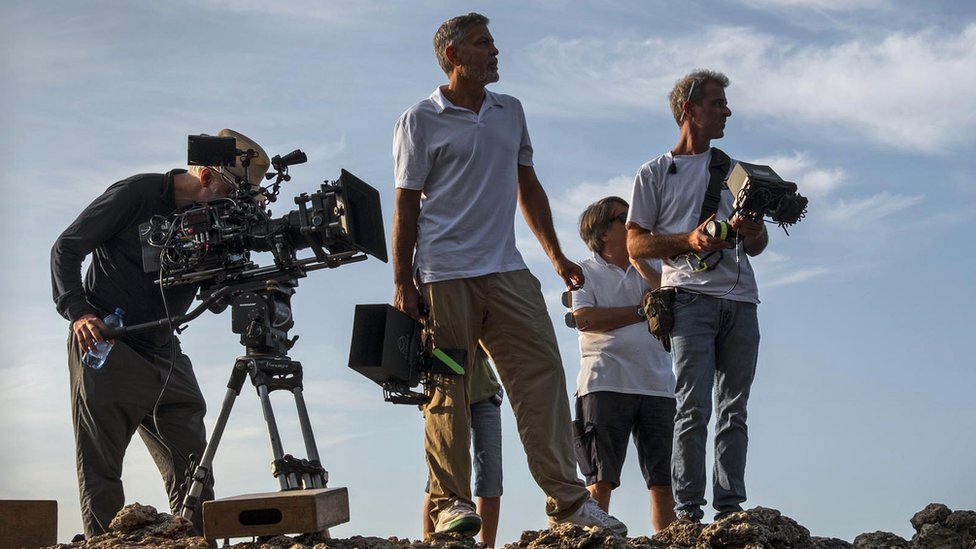 Джордж Клуни - исполнительный продюсер драмы, а также снял два эпизода
