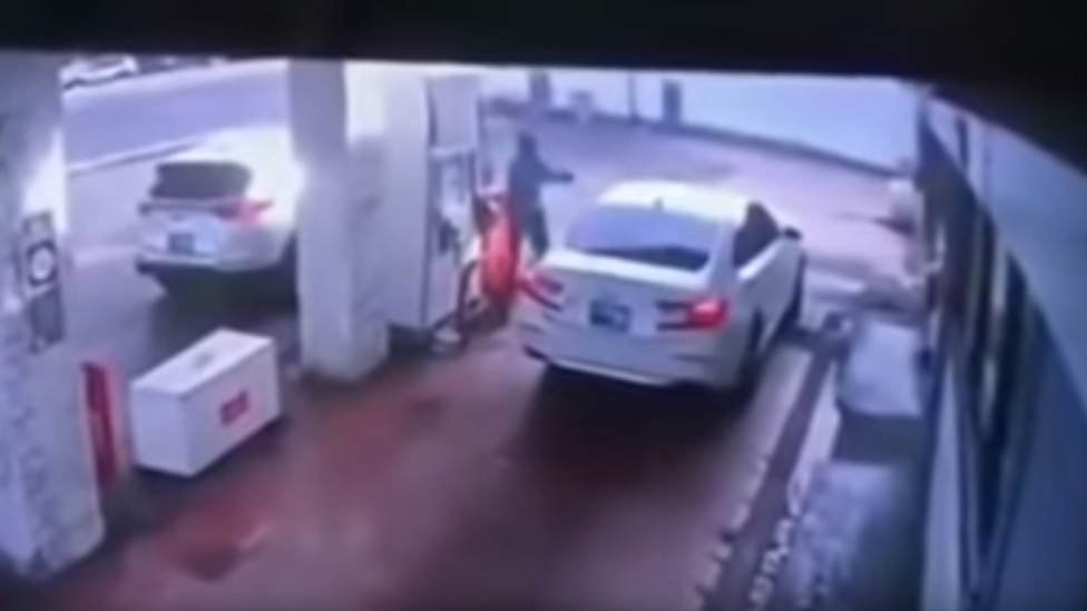 tiroteo en una gasolinera.