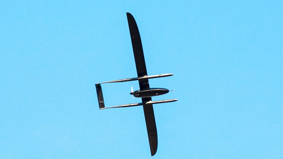 На этой фотографии виден беспилотный летательный аппарат-нарушитель на фоне голубого неба