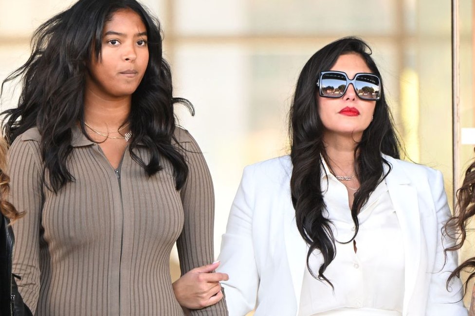 De izquierda a derecha, Natalia Bryant y su madre Vanessa Bryant, hija y viuda de Kobe Bryant, a la salida del Tribunal del Distrito Central de California, Estados Unidos, el 24 de agosto.