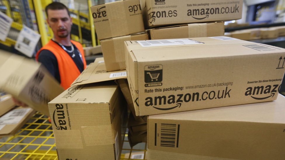Картонные коробки с логотипом Amazon обрабатываются на складах одного из интернет-магазинов