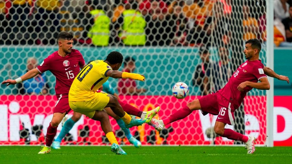 Ecuador anotó contra Qatar en el partido inaugural.