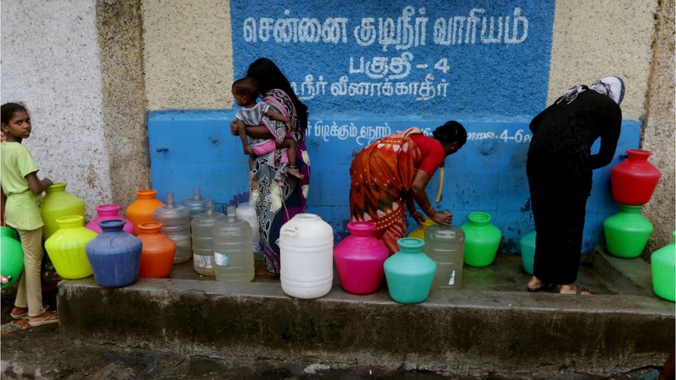 Жители Индии стоят с пластиковыми горшками, наполненными питьевой водой, в распределительном пункте в Ченнаи 20 июня 2019 года. - Согласно сообщениям индийских СМИ, уровень воды в четырех основных резервуарах Ченнаи упал до одного из самых низких уровней за 70 лет.