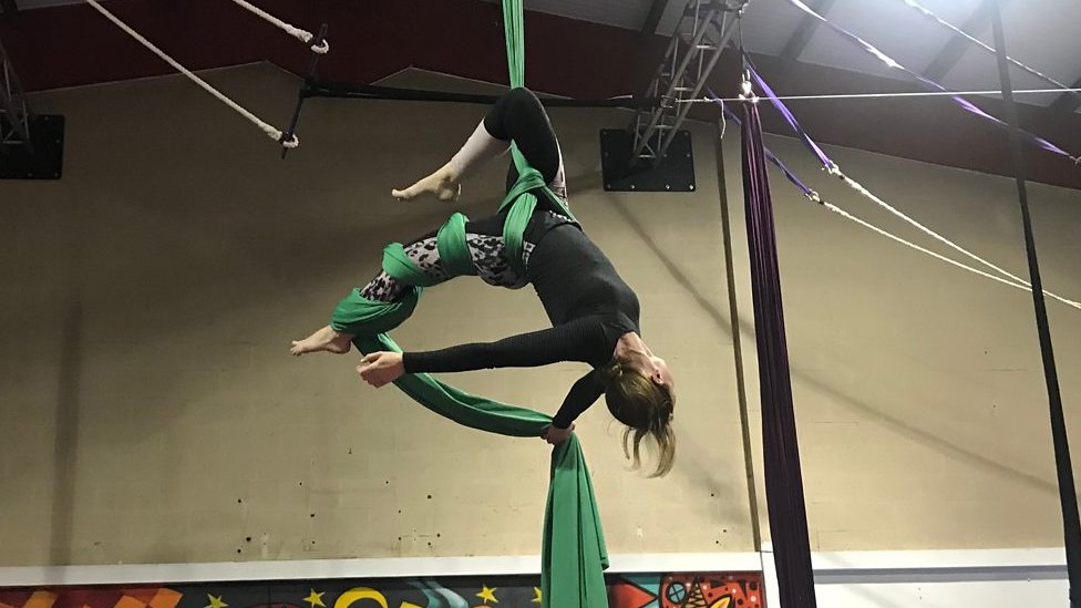 La tela acrobática se inspira en las actuaciones circenses.