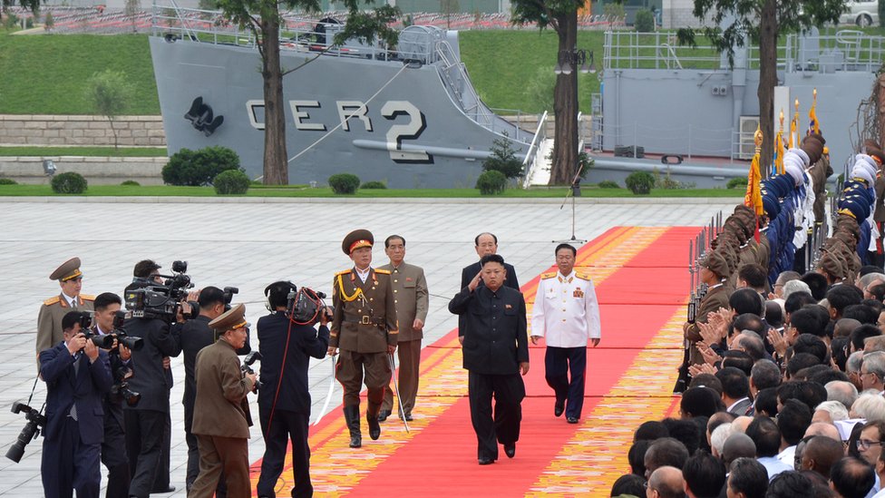 Kim Jong-un frente al USS Pueblo