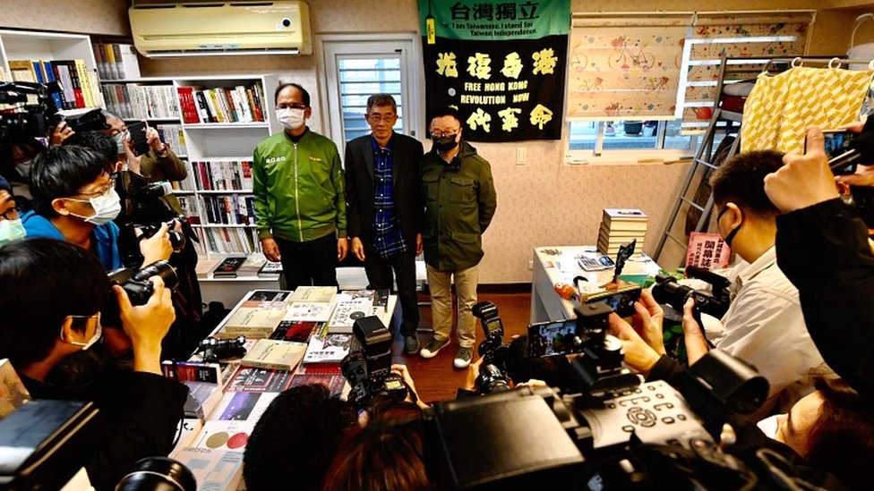 Лам Винг Ки (C), книготорговец из Гонконга, который в 2015 году был задержан в Китае за якобы ввоз запрещенных книг на материк, стоит вместе со спикером парламента Тайваня Ю Ши-куном (слева) и генеральным секретарем правящей Демократической прогрессивной партии. (DPP) Ло Вэнь-цзя (справа), во время открытия книжного магазина Causeway Bay Books в Тайбэе 25 апреля 2020 года
