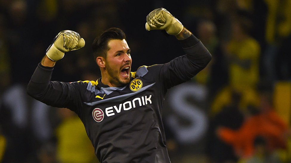 Roman Bürki, de 27 años, llegó al Borussia Dortmund en 2015 y esta temporada ha sido el titular en los juegos de la Liga de Campeones. Roman Bürki celebra un gol del Borussia Dortmund