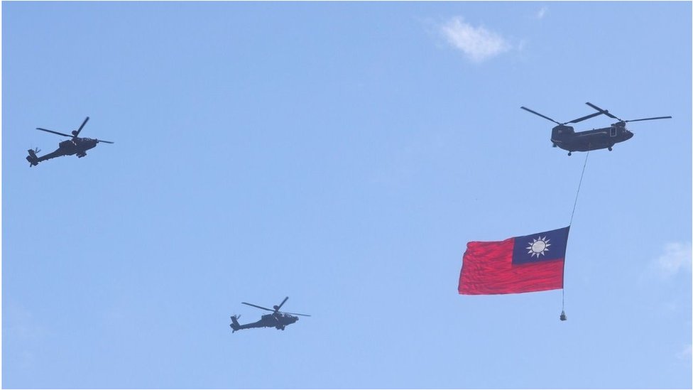 2021年10月10日，台灣慶祝「中華民國110年國慶」雙十節，一架直升機懸掛著中華民國國旗飛行。