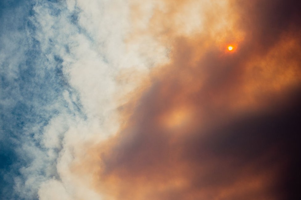 Дымное небо в Калифорнии среди лесных пожаров
