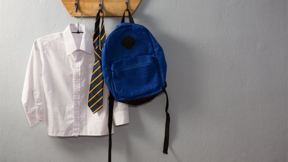 Рубашка, галстук и сумка на крючках