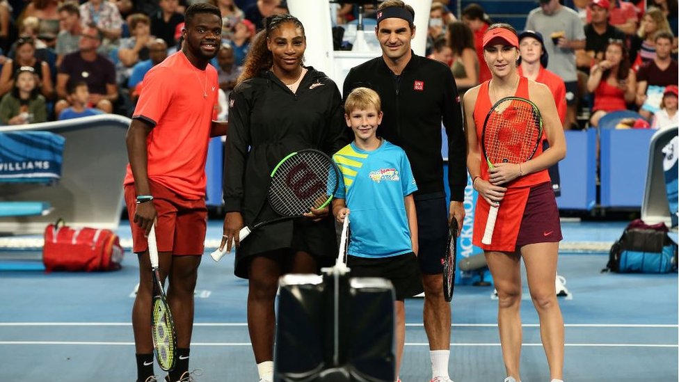 Frances Tiafoe y Serena Williams posan junto Roger Federer y Belinda Bencic.