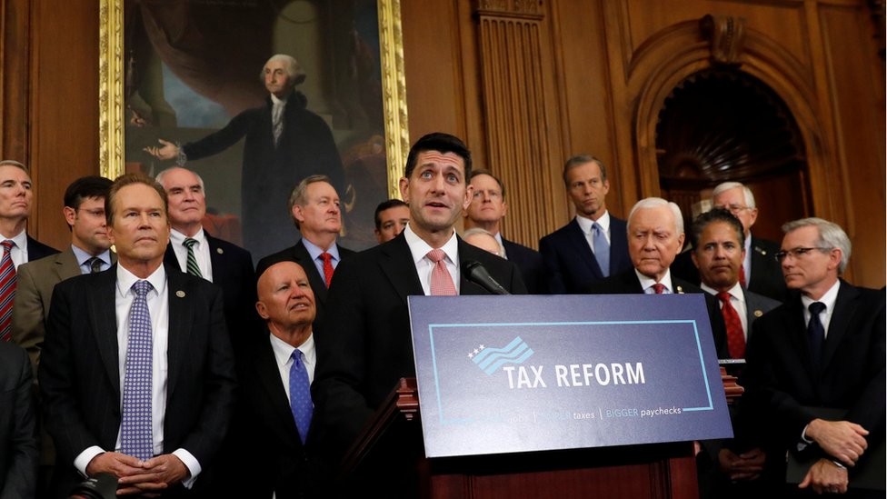 Спикер Палаты представителей Пол Райан в окружении товарищей-республиканцев рассказывает о республиканском налоговом плане в Капитолии США в Вашингтоне, США, 27 сентября 2017 г.