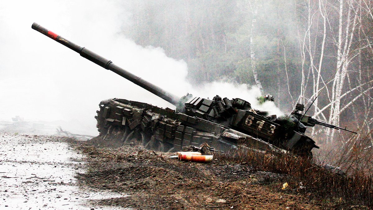 2月26日，被烏克蘭摧毀的一輛俄羅斯坦克冒出濃煙