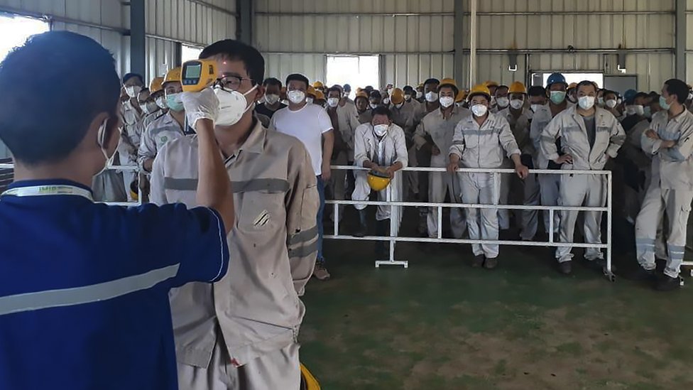 印尼莫羅瓦利青山工業園中國工人上班前接受體溫檢測（30/1/2020）