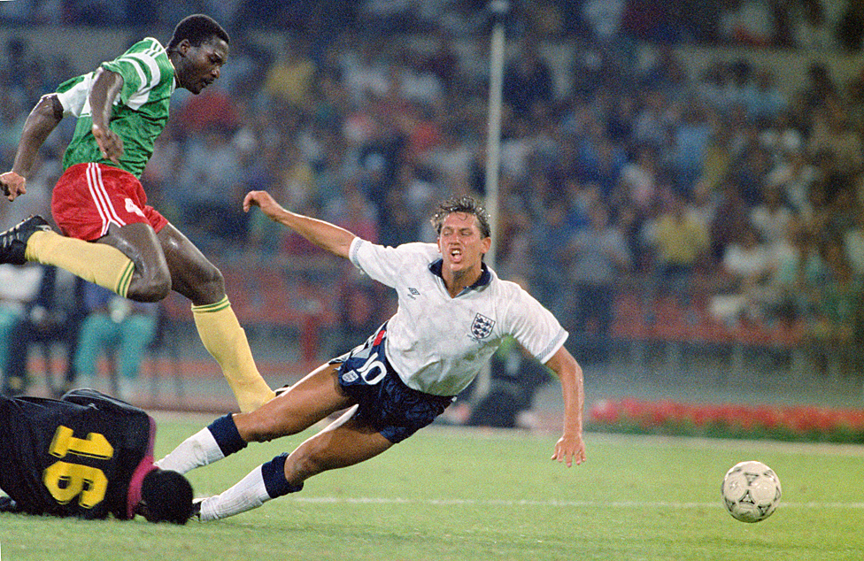 Tras perderse tres partidos por sanción, Massing estuvo involucrado en el penalti cometido sobre Gary Lineker en los cuartos de final contra Inglaterra. Gary Linker cae en el área.