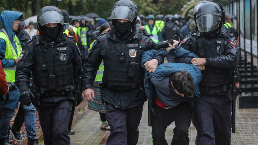 Policia rusa reprimen manifestantes.