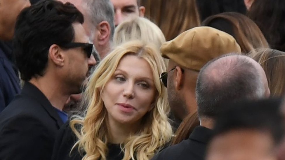 Courtney Love fue una de las numerosas celebridades que asistieron al funeral de Cornell. Courtney Love