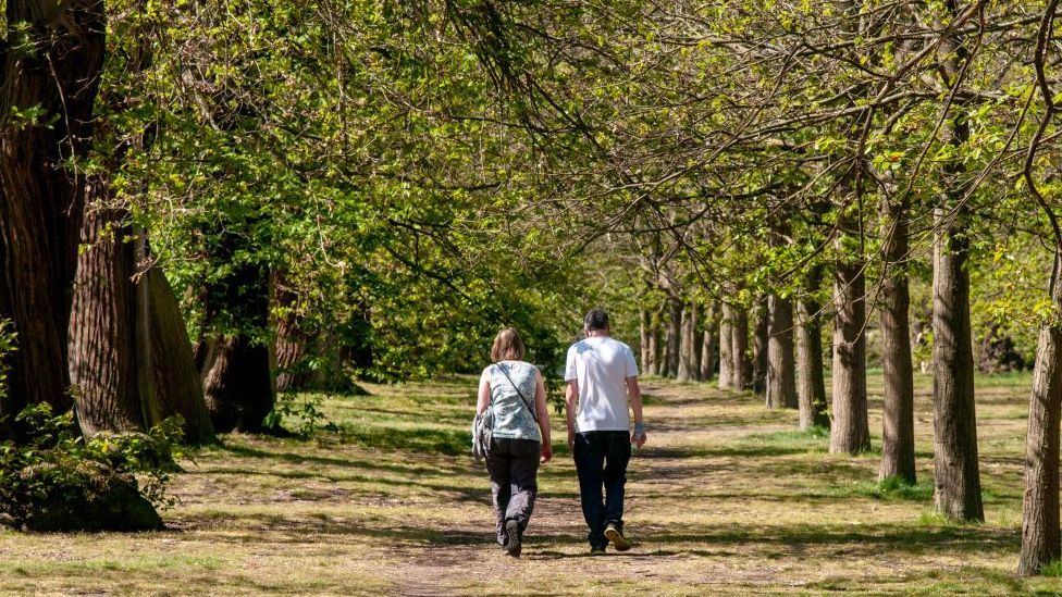 Casal andando em um parque em Londres, no Reino Unido