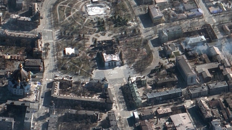 Ukrayna Mariupol'deki tiyatroya yapılan hava saldırısının ardından bölgeyi gösteren uydu fotoğrafları.