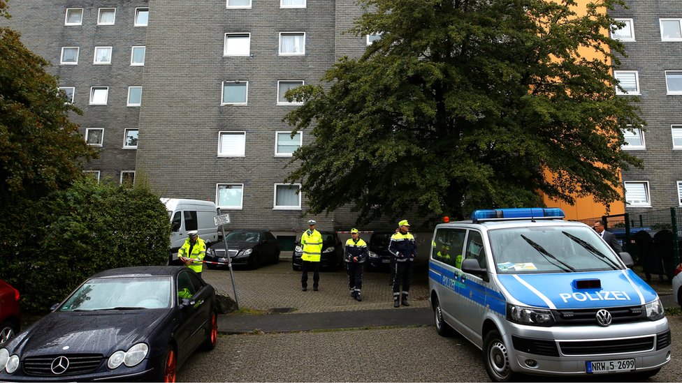 Сотрудники полиции в жилом доме, где были обнаружены тела пяти детей, в западном городе Золинген, Германия, 3 сентября 2020 г.