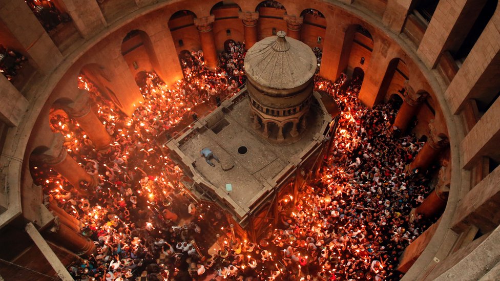 Miles de cristianos se reúnen cada año para rezar en la Iglesia del Santo Sepulcro en la ciudad vieja de Jerusalén. Miles de cristianos se reúnen cada año para rezar en la Iglesia del Santo Sepulcro en la ciudad vieja de Jerusalén