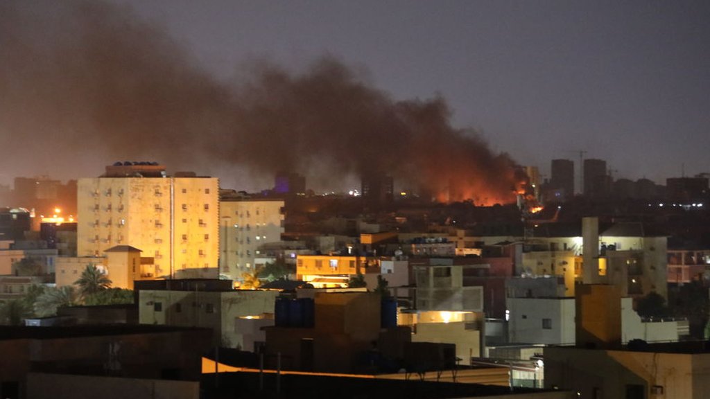 El humo de los atques en la ciudad de Jartum