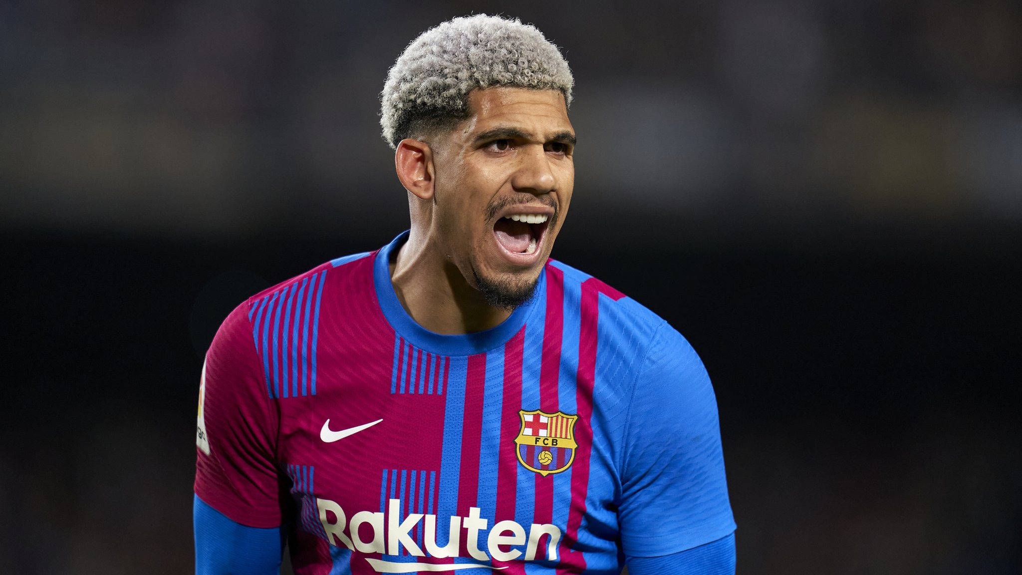 Ronald Araujo: Barcelona defender agrees new deal until 2026 with 1bn euro buyout clause - BBC Sport