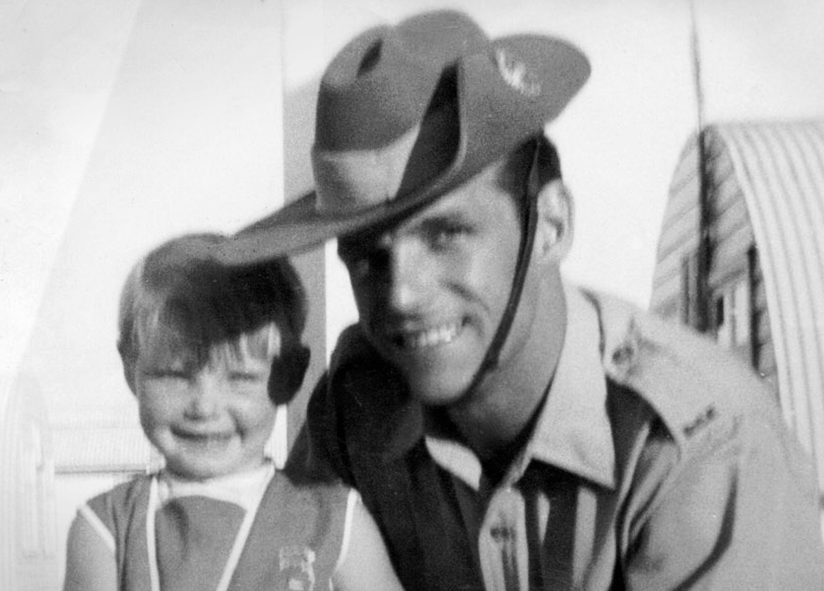 صورة للطفلة شيريل غريمر، مع والدها فينس الذي خدم في الجيش الأسترالي