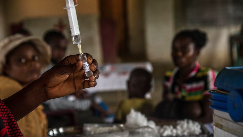 Дети ждут регистрации раньше вакцинация от кори в центре в Мбата-Сиала, недалеко от Секе-Банза, западная часть Демократической Республики Конго, 3 марта 2020 г.