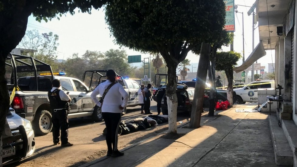 Escena del crimen en Chilapa, Guerrero. Se observan personas, carros de policías y patrullas.