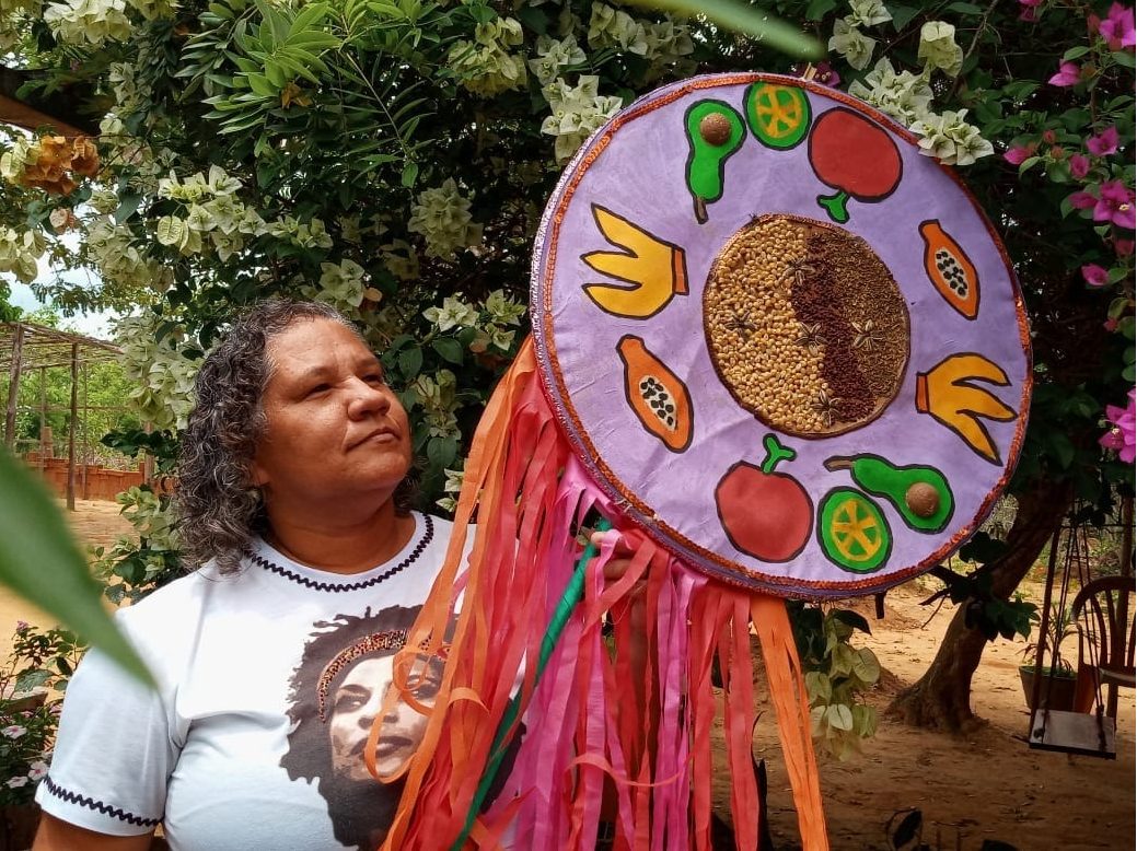 Mulher negra com camiseta com rosto de Marielle Franco