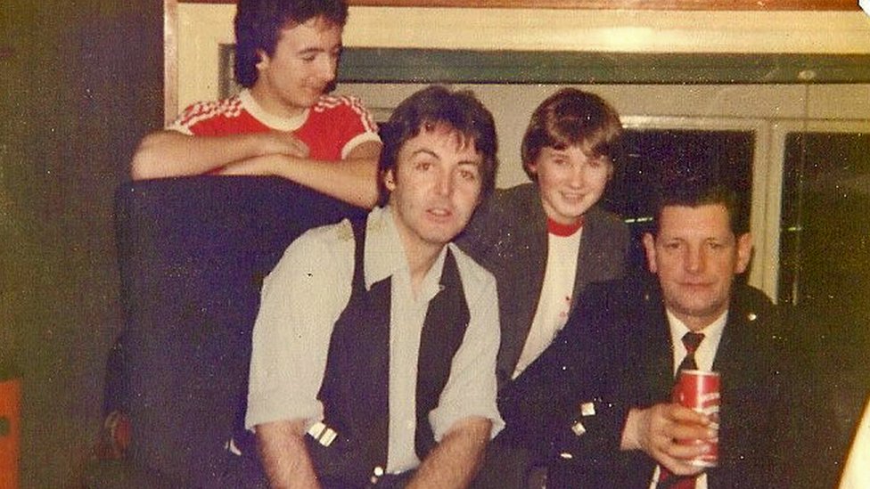 Ян МакКеррал, Пол Маккартни, Джош Лэнг Браун и Тони Уилсон после записи Mull of Kintyre в 1977 году