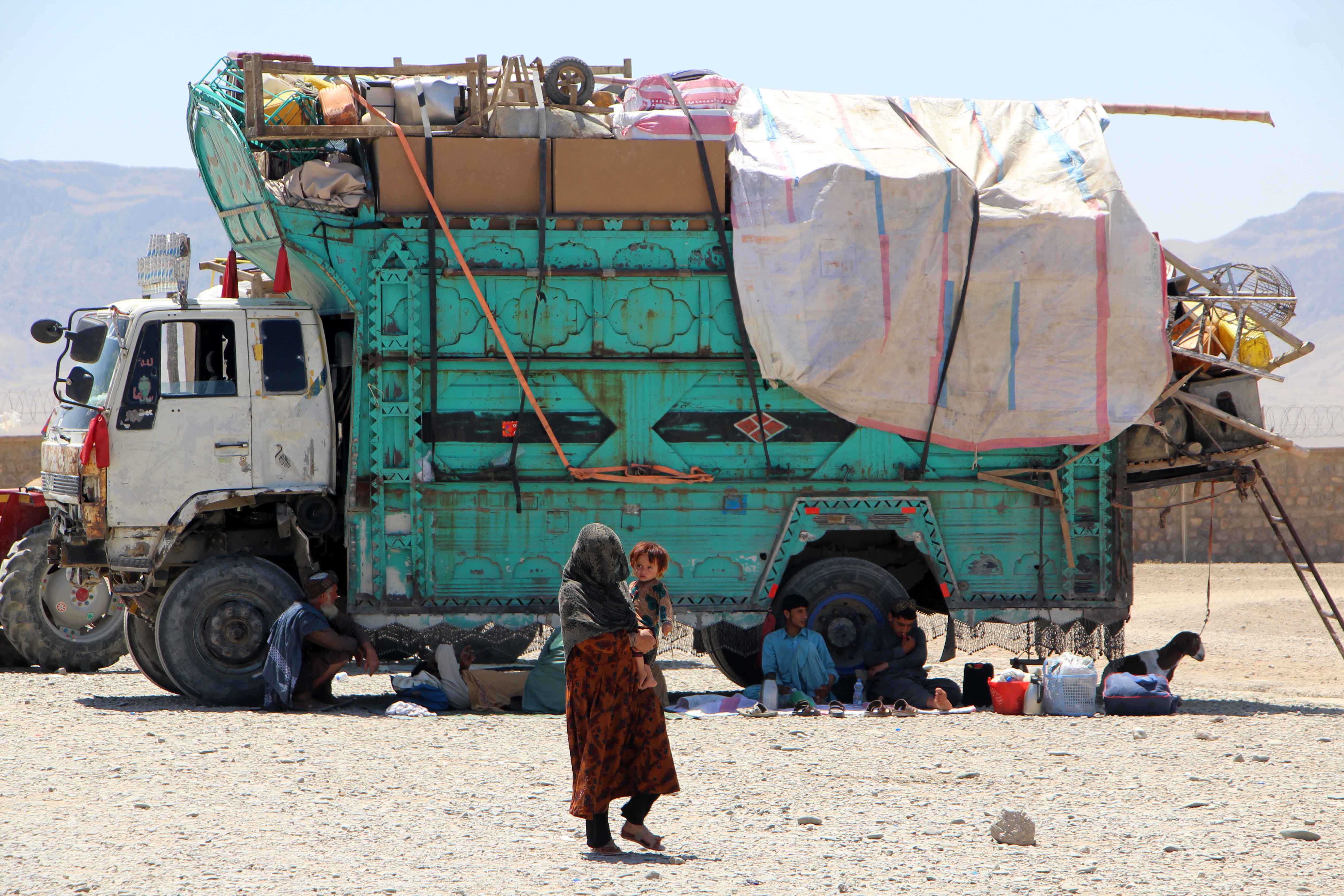 Avganistanske izbeglice sa kamionom stvari u kampu u Pakistanu, maj 2024.